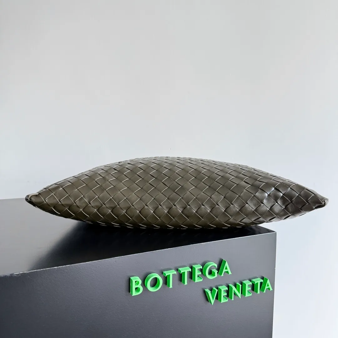 Batch 1960 It seems that this bag from BV has been popular recently ~ The new Hop is really not too beautiful. The whole bag has no seams. The bag body and handles are made of one piece of leather. It reflects the style and essence of Bottega Veneta. It truly represents craftsmanship and creativity. The large size has a very loose and lazy upper body. Big bag lovers will definitely not regret buying it. Style number: 796262 Size: 46*21*10cm